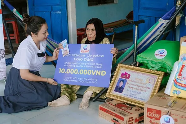 Đại diện hỗ trợ khách hàng của 8ket đeo tai nghe, sẵn sàng phục vụ 24/7