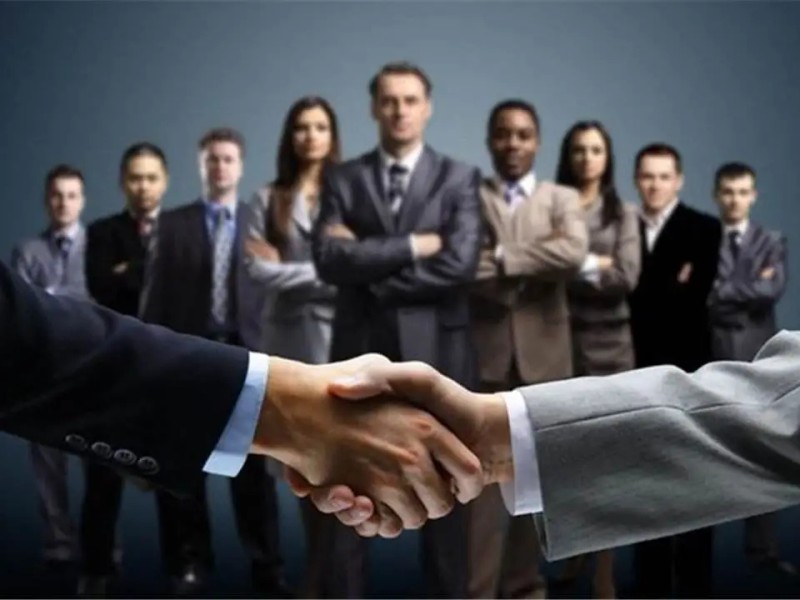 Hình ảnh một người đang mở hộp quà với các ưu đãi được cá nhân hóa từ 8ket.